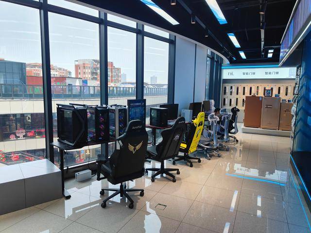 ：傲风电竞椅门店的场景化创新开元棋牌网站打造沉浸式体验(图2)